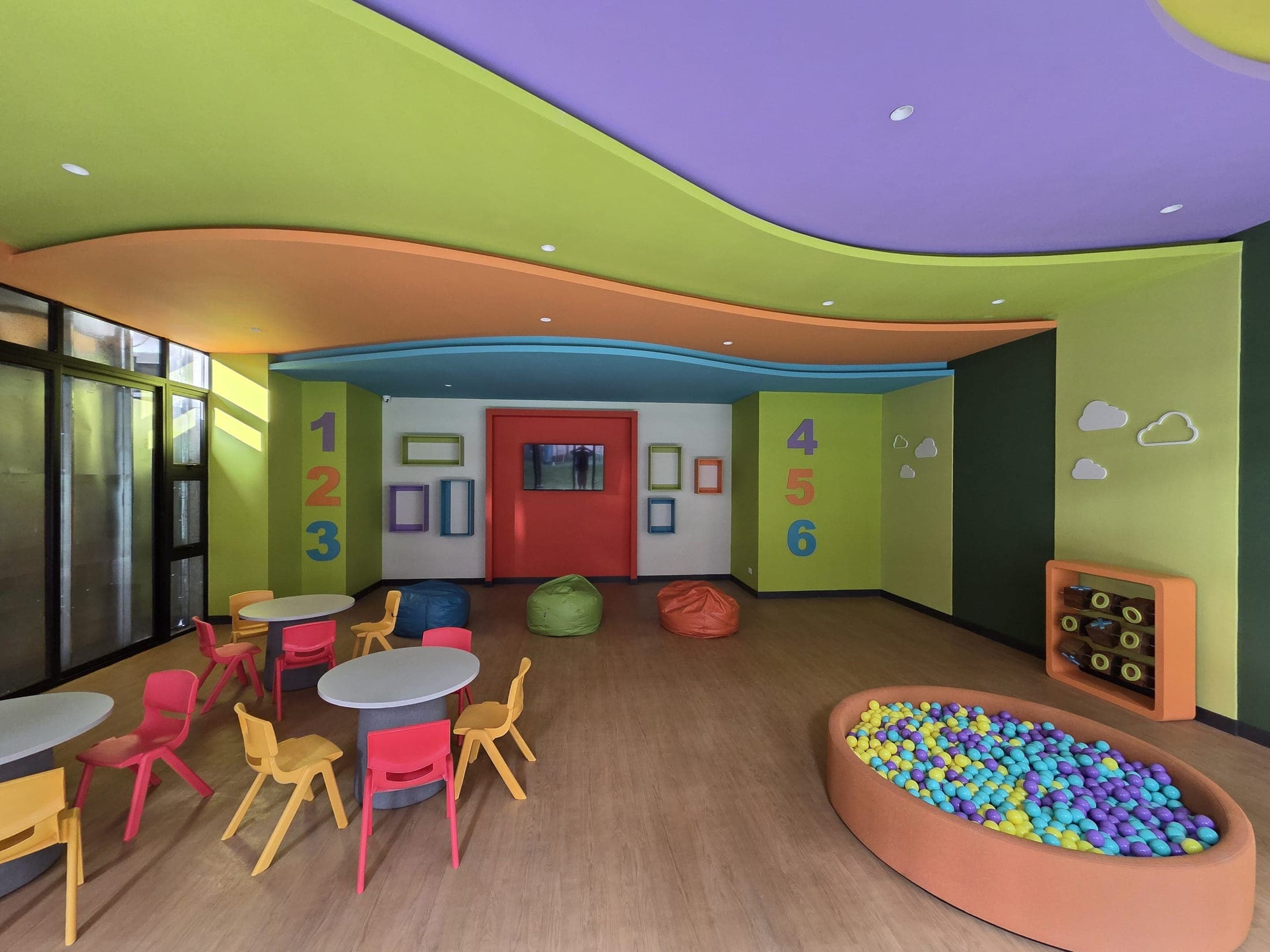 Espacio infantil terminado con aplicación precisa de colores en muros y cielos