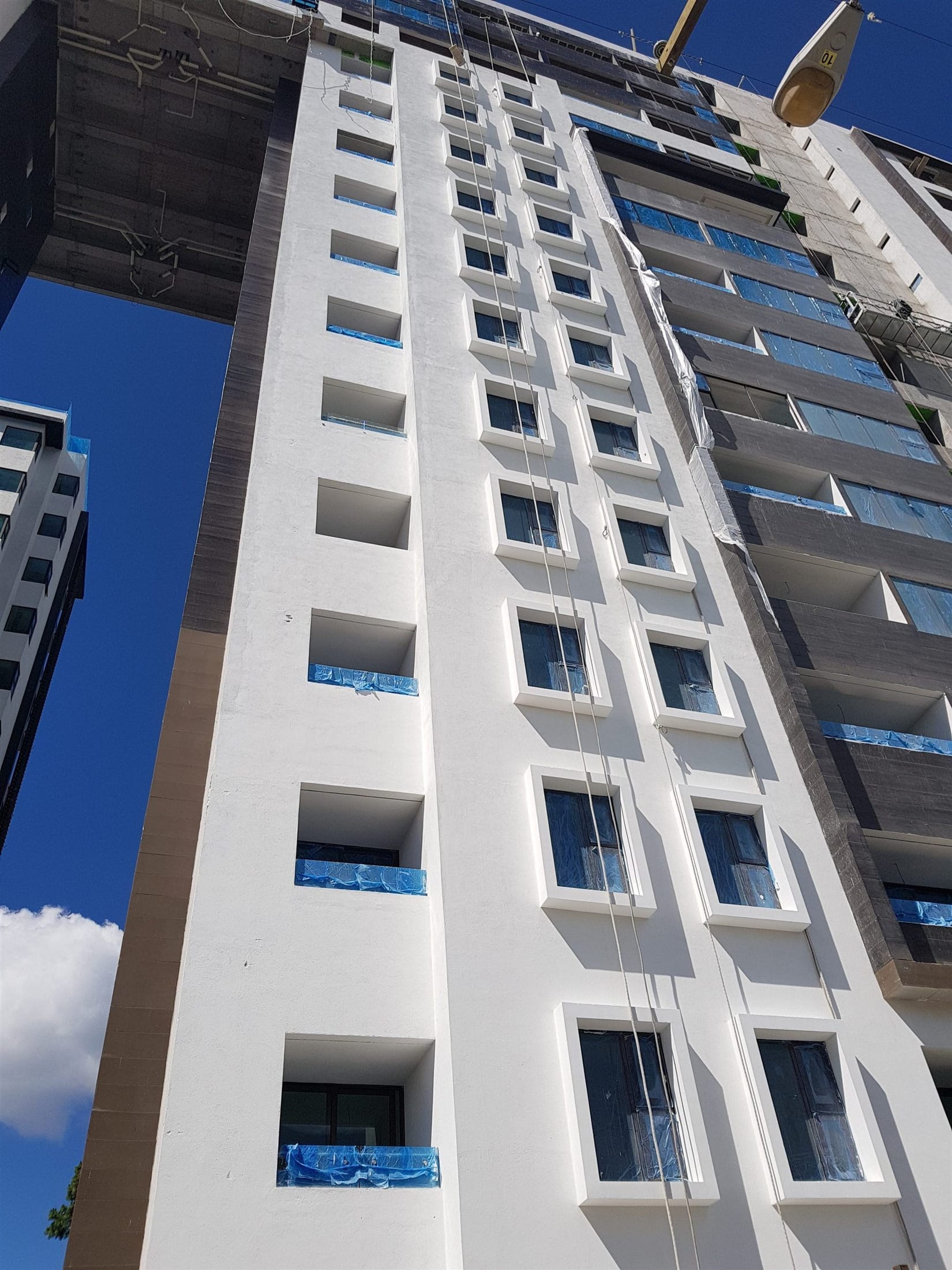 Edificio con mantenimiento y protección de fachada