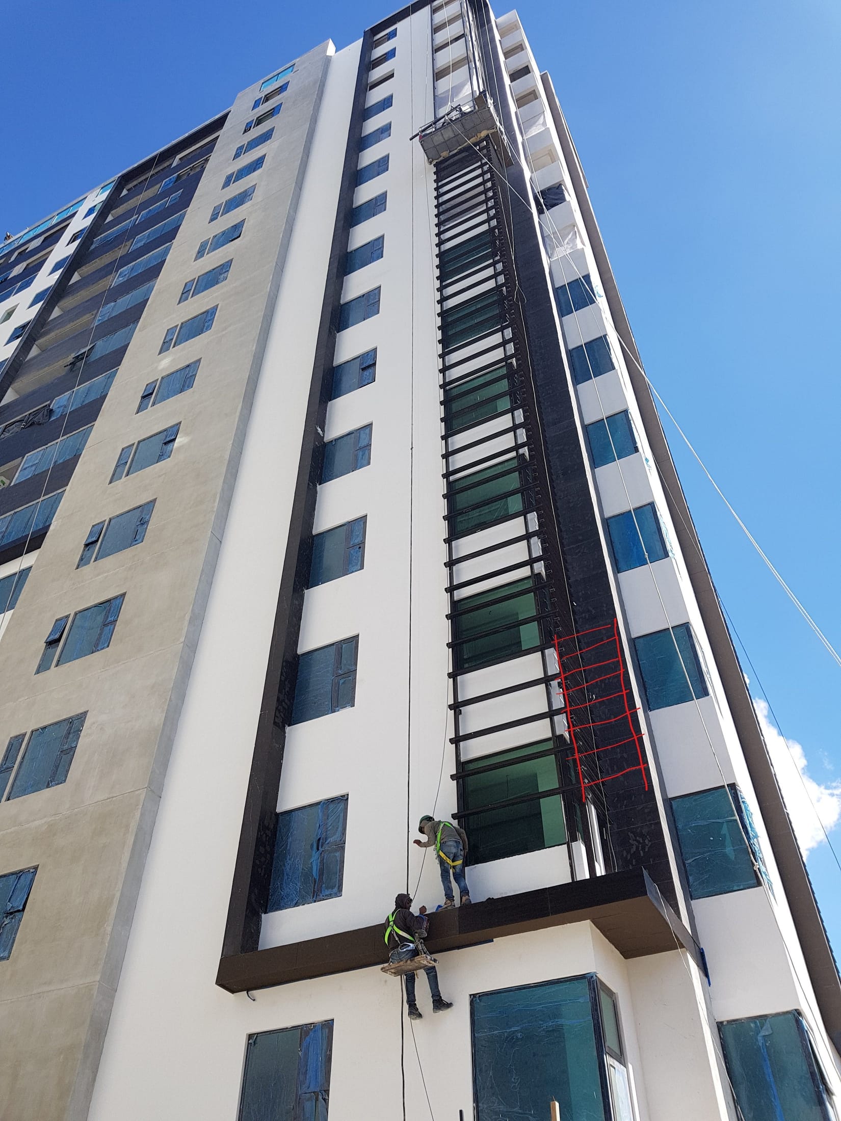 Edificio vertical con acabado exterior premium