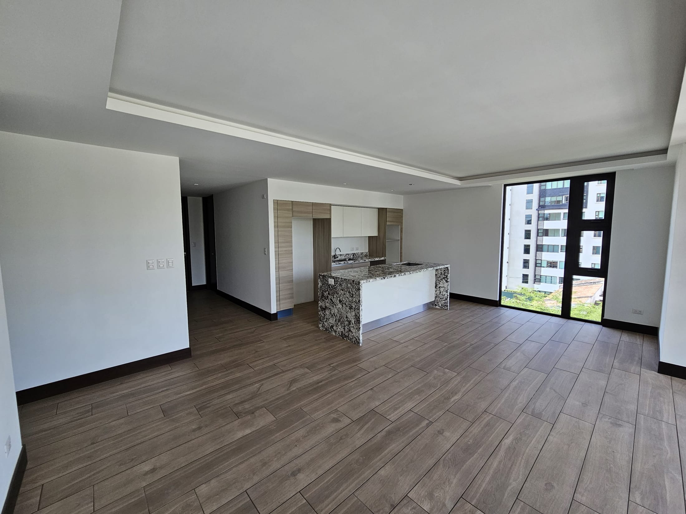 Apartamento terminado con pintura interior uniforme en muros y cielo
