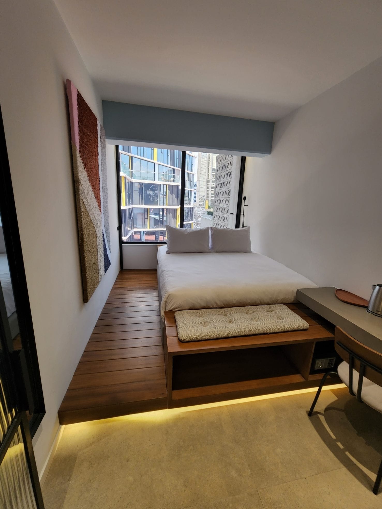 Habitación hotelera con pintura interior limpia y acabado cálido