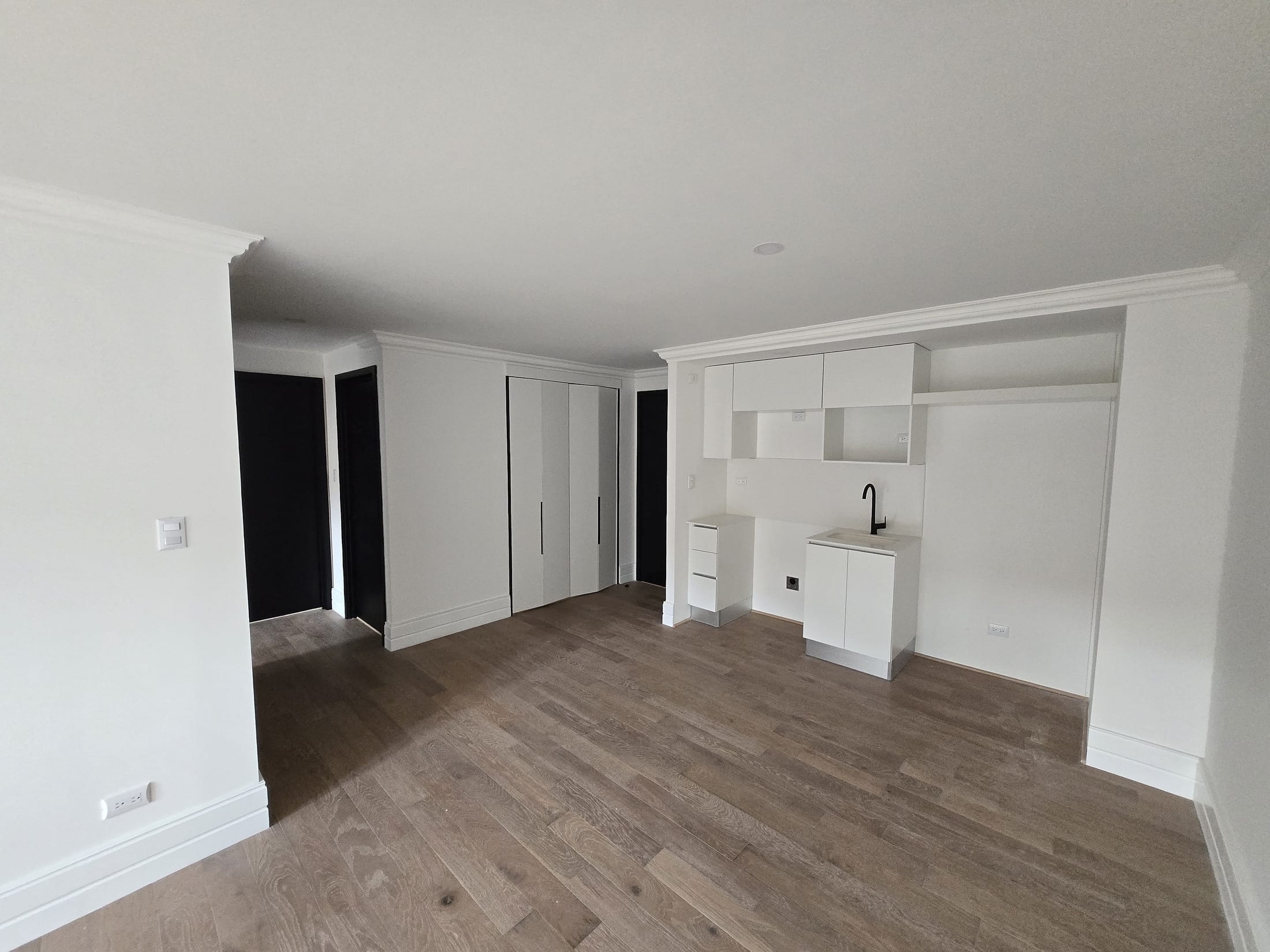 Cocina residencial con pintura blanca y terminaciones interiores definidas