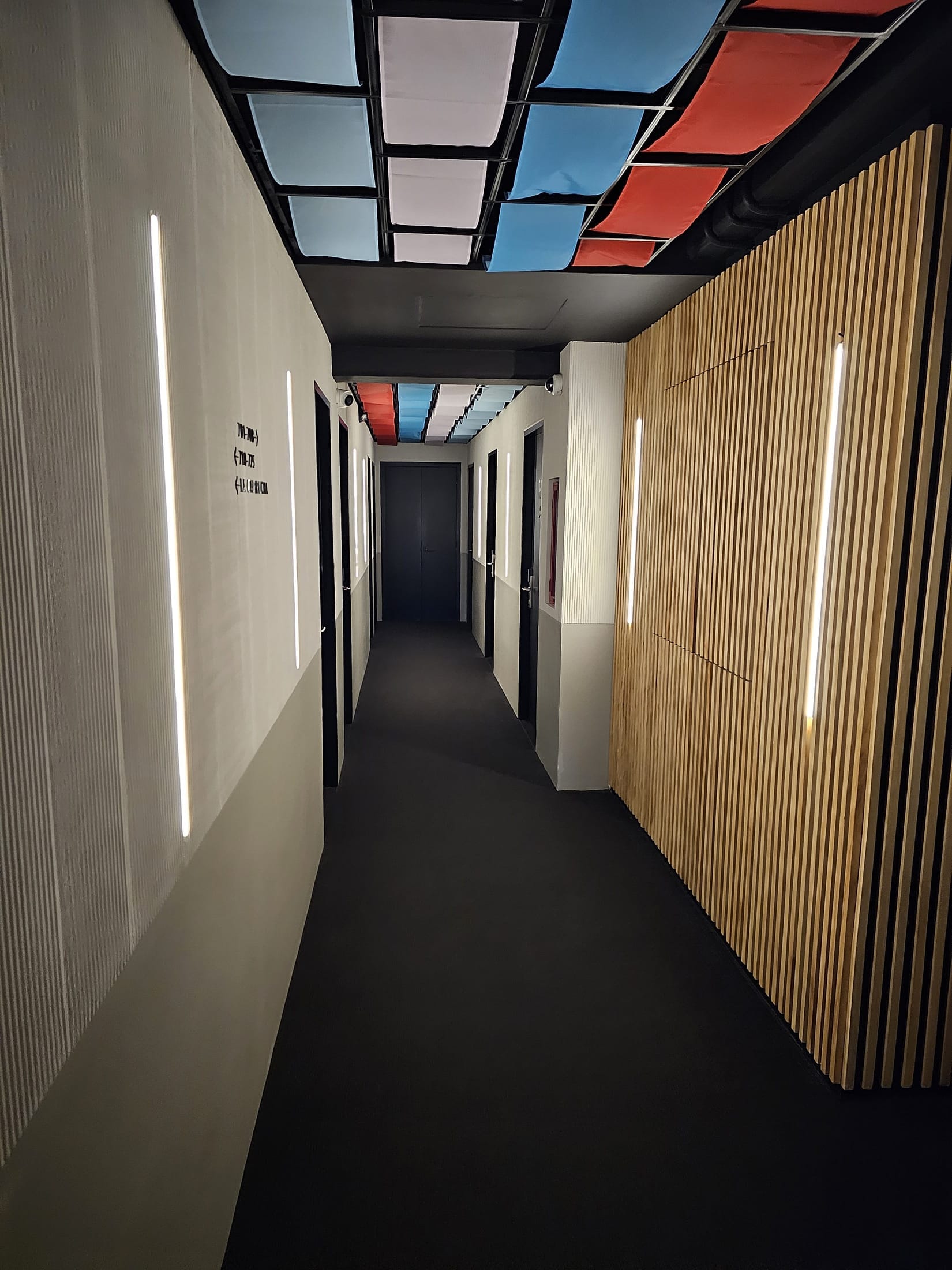Corredor interior terminado con textura fina y acabados arquitectónicos