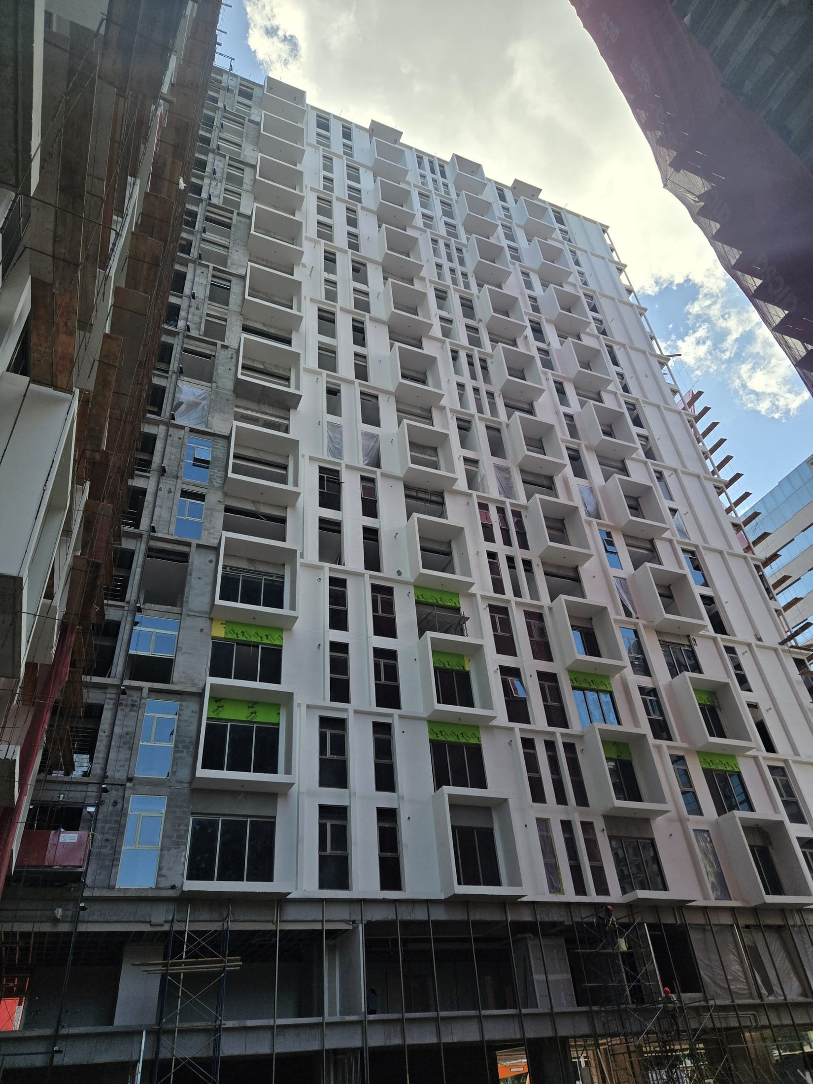 Torre con repello exterior avanzado y superficies preparadas para terminación