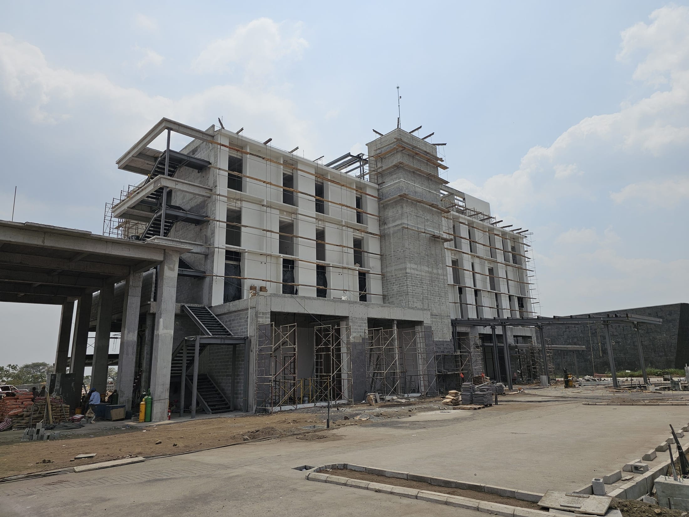 Aplicación de repellos y acabados en fachada de edificio institucional