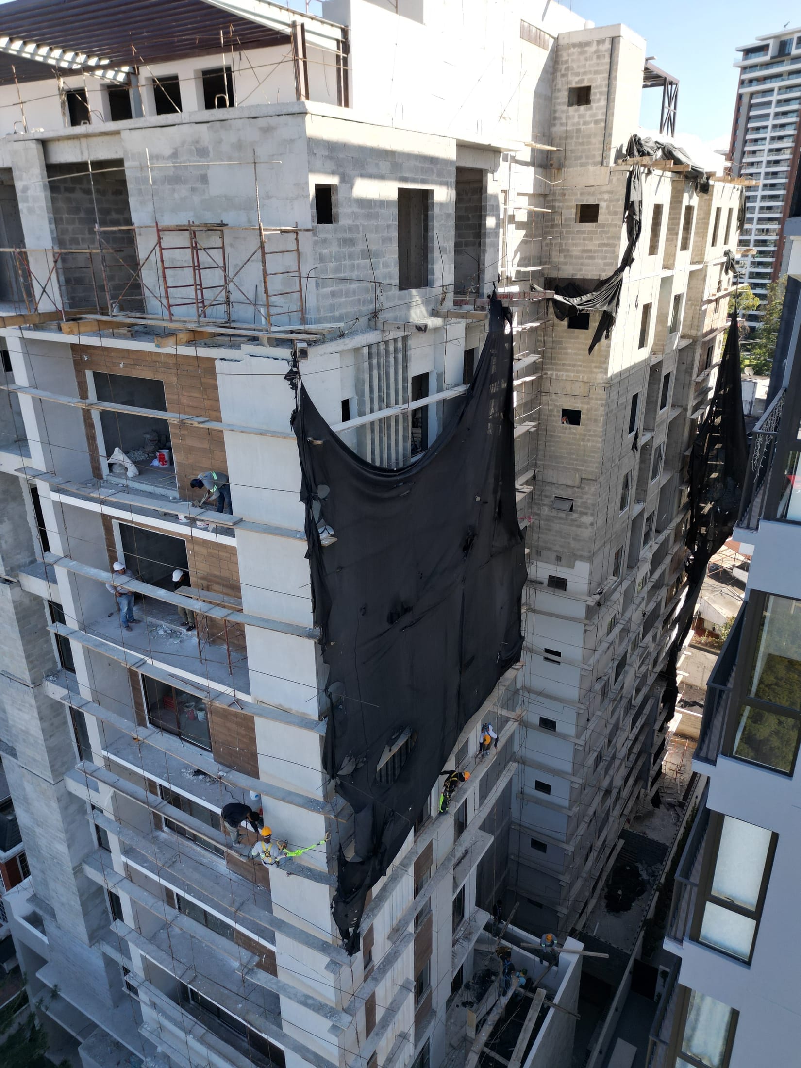 Vista aérea de trabajos de repello y acabado exterior en edificio de altura