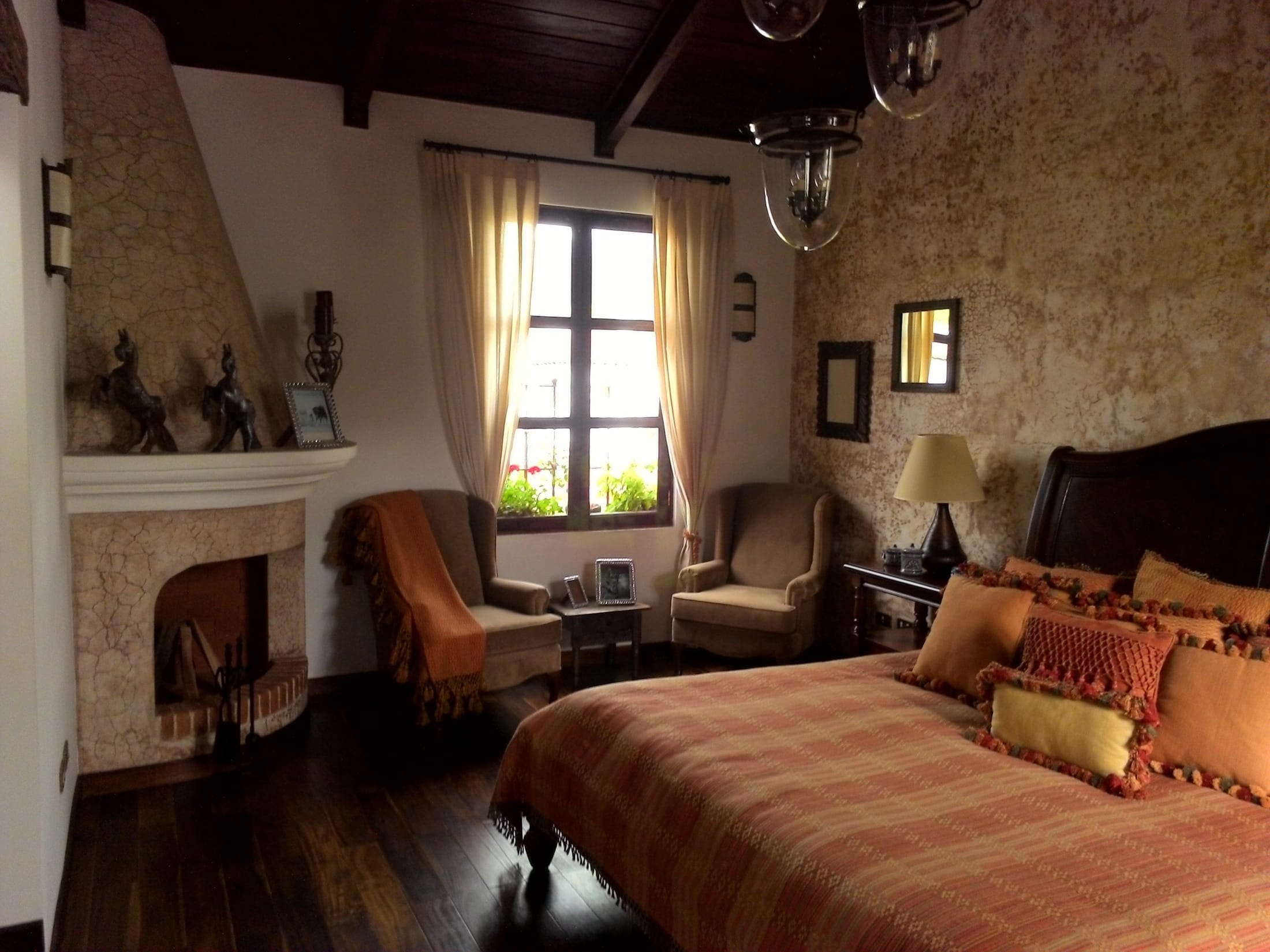 Acabado decorativo especializado aplicado en un interior residencial